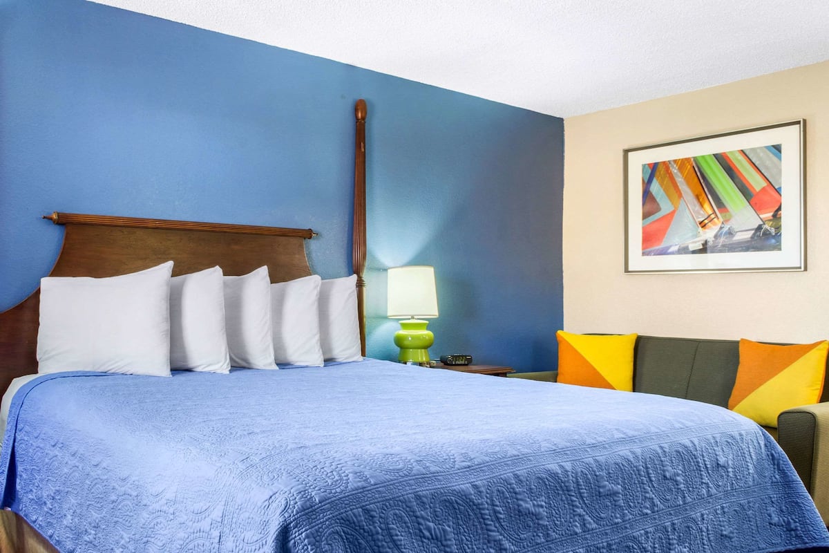 Standard Room, 1 King Bed, Non Smoking | Desk, iron/ironing board, free cots/infant beds, rollaway beds