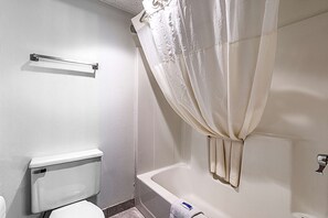 Shower, hair dryer, towels - Motel 6 Kewanee, IL (Kewanee)