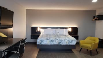 Suite Deluxe, 1 cama King size, para no fumadores, refrigerador y microondas | Escritorio, tabla de planchar con plancha, wifi gratis y ropa de cama 