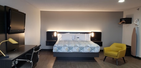 Escritorio, tabla de planchar con plancha, wifi gratis y ropa de cama