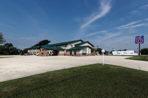Exterior - Motel 6 Kewanee, IL (Kewanee)