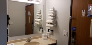 Habitación Deluxe, 1 cama de matrimonio, fumadores, frigorífico y microondas | Baño | Ducha, secador de pelo y toallas