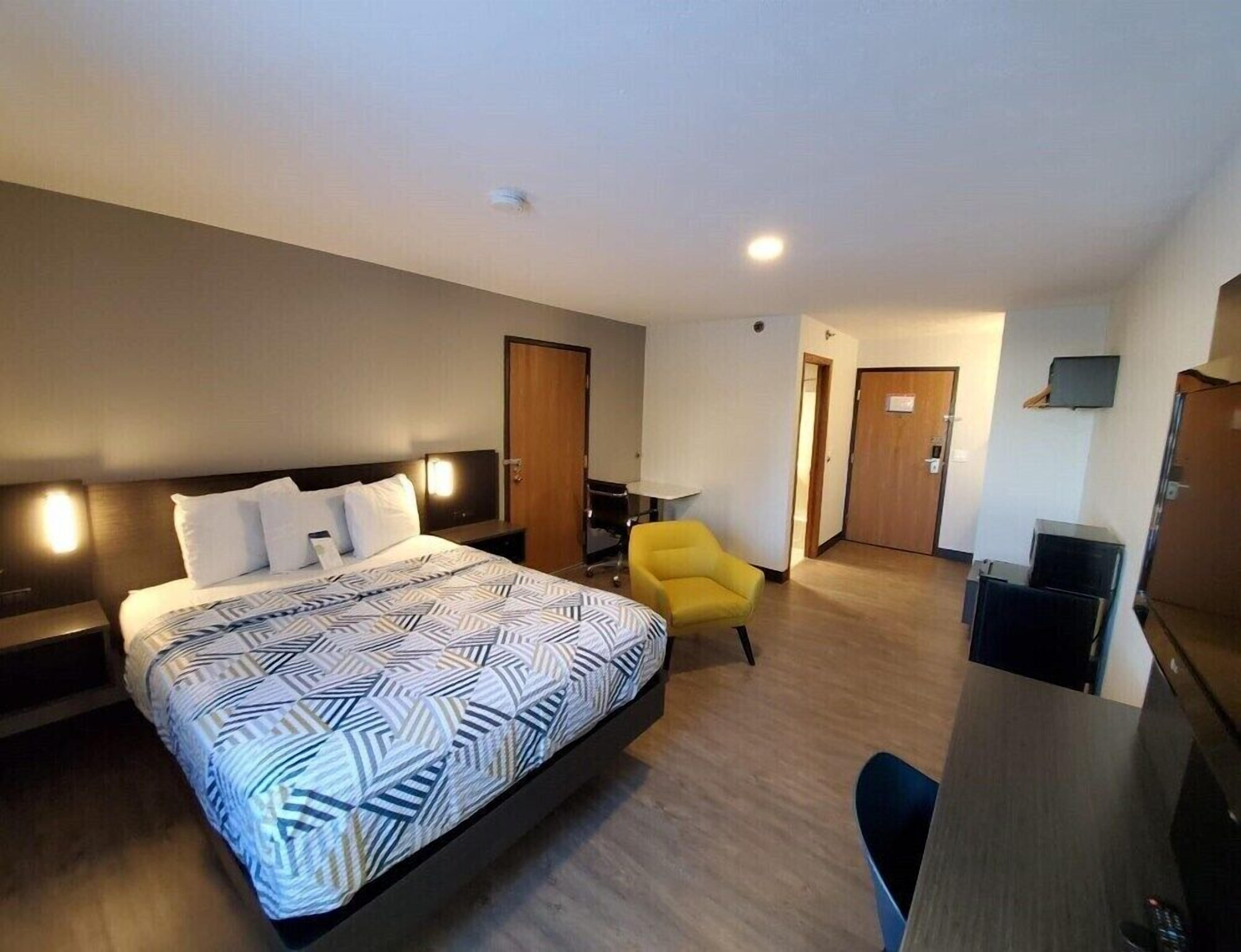 Escritorio, tabla de planchar con plancha, wifi gratis y ropa de cama 