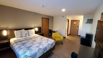 Escritorio, tabla de planchar con plancha, wifi gratis y ropa de cama