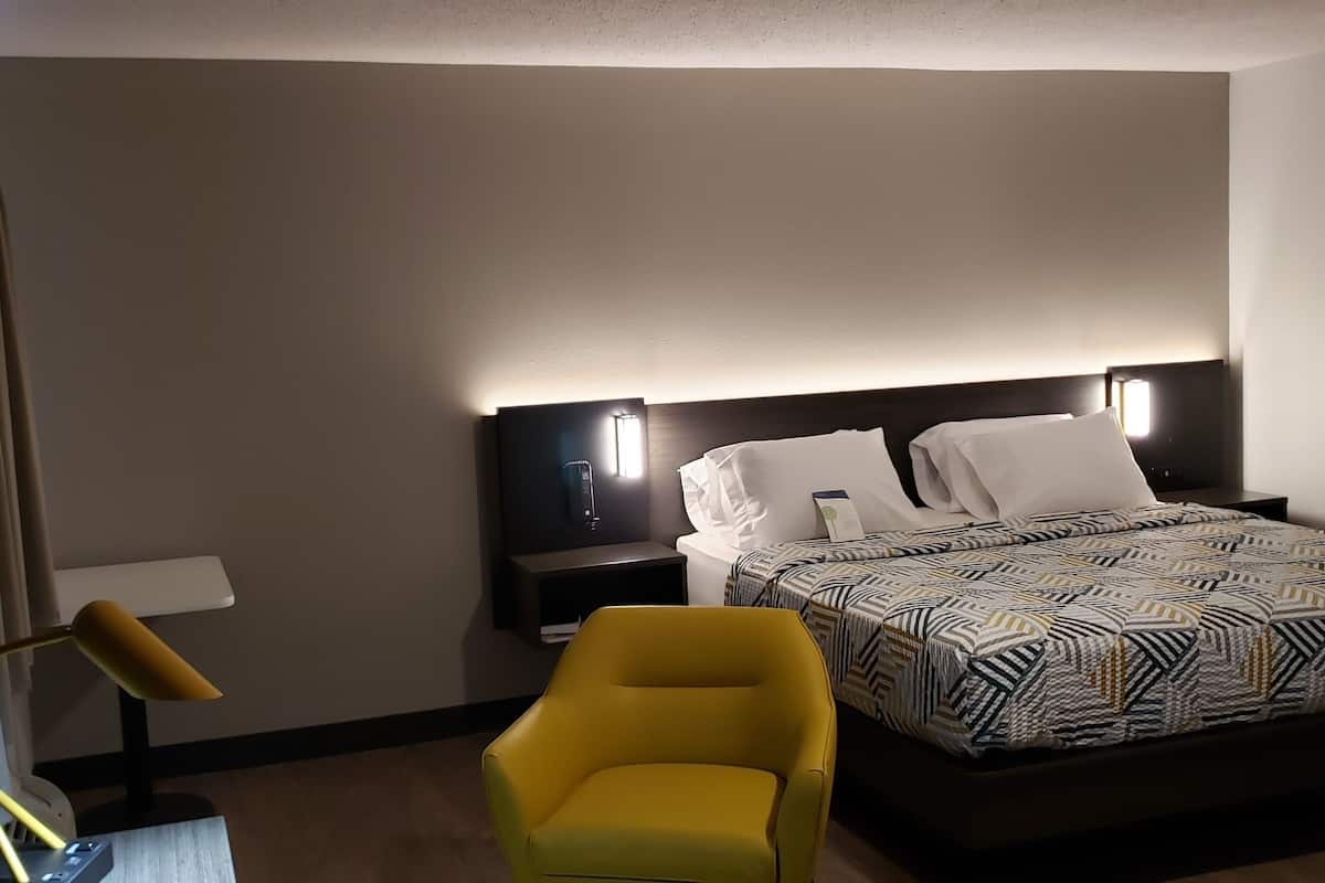 Escritorio, tabla de planchar con plancha, wifi gratis y ropa de cama