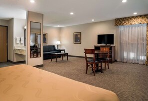 Premium bedding, in-room safe, desk, soundproofing - Quality Inn Grand Blanc - Flint South (Grand Blanc)