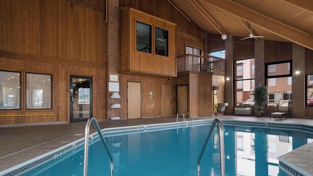 Una piscina interior con paredes de madera y un indicador de profundidad de 3 pies.