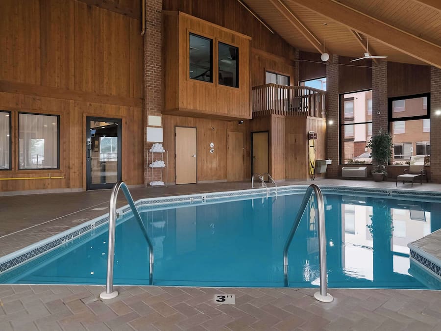 Innendørsbasseng og solsenger