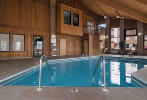 Indoor pool, sun loungers