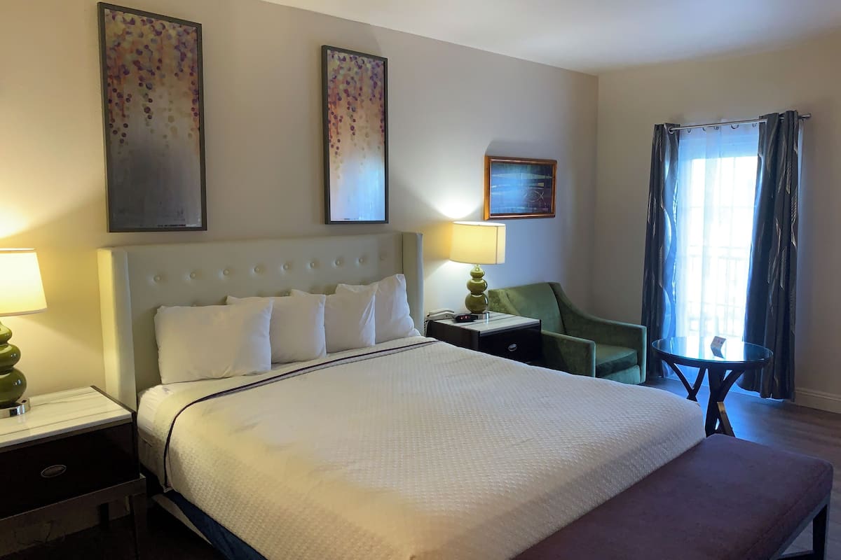 Chambre, 1 très grand lit, balcon | Bureau, espace de travail pour ordinateurs portables