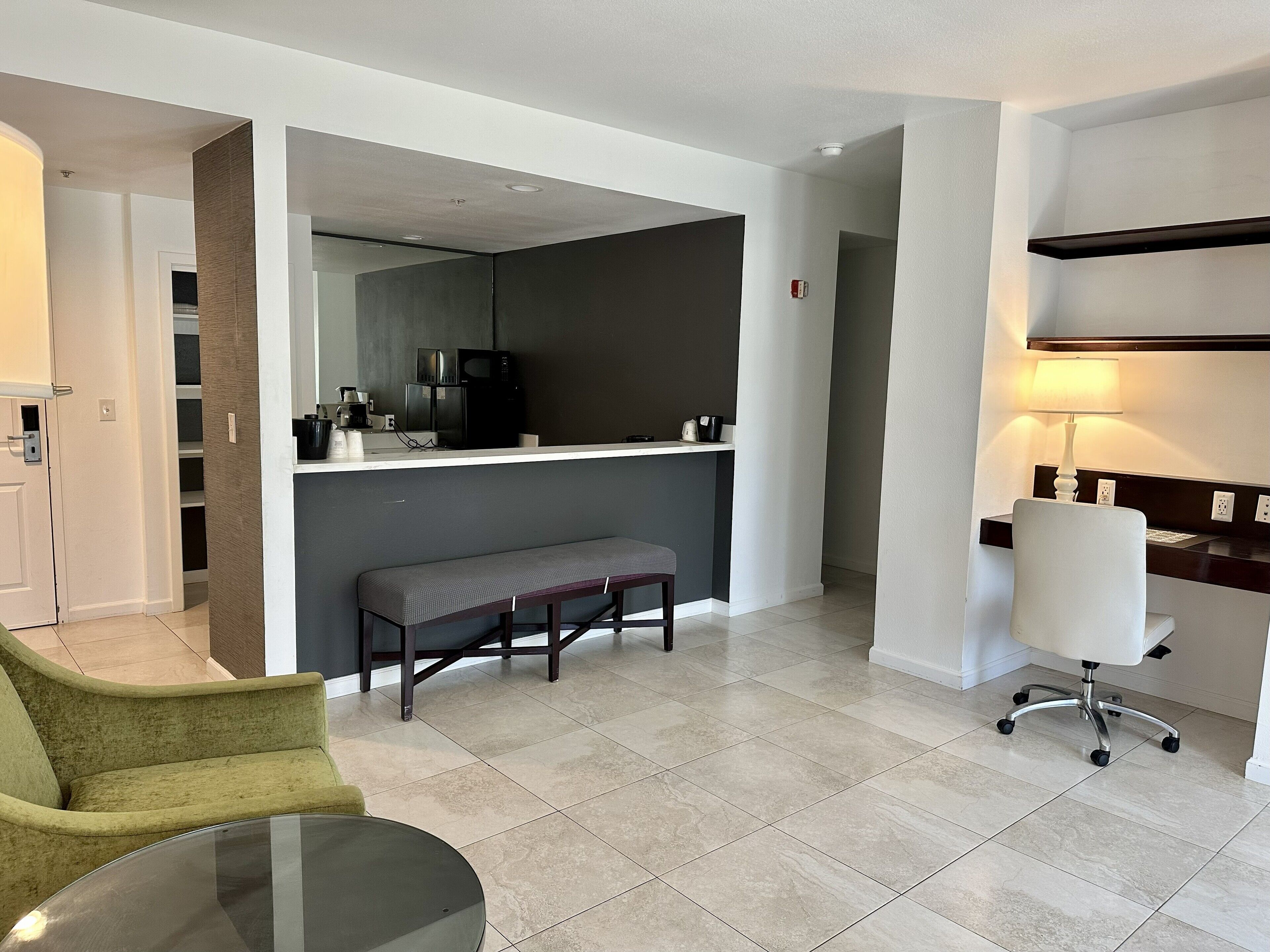 Suite, 1 kingsize-seng, ikke-røyk, massasjebadekar (Balcony) | Skrivebord, skrivebord for bærbar PC og blendingsgardiner