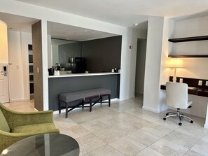 套房, 1 張特大雙人床, 非吸煙房, 按摩浴缸 (Balcony) | 書桌、筆電工作空間、遮光布/窗簾、熨斗/熨衣板