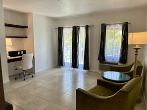 Phòng Suite, 1 giường cỡ king, không hút thuốc, bồn tắm thủy lực (Balcony) | Bàn, khu vực làm việc phù hợp cho laptop, màn/rèm cản sáng 