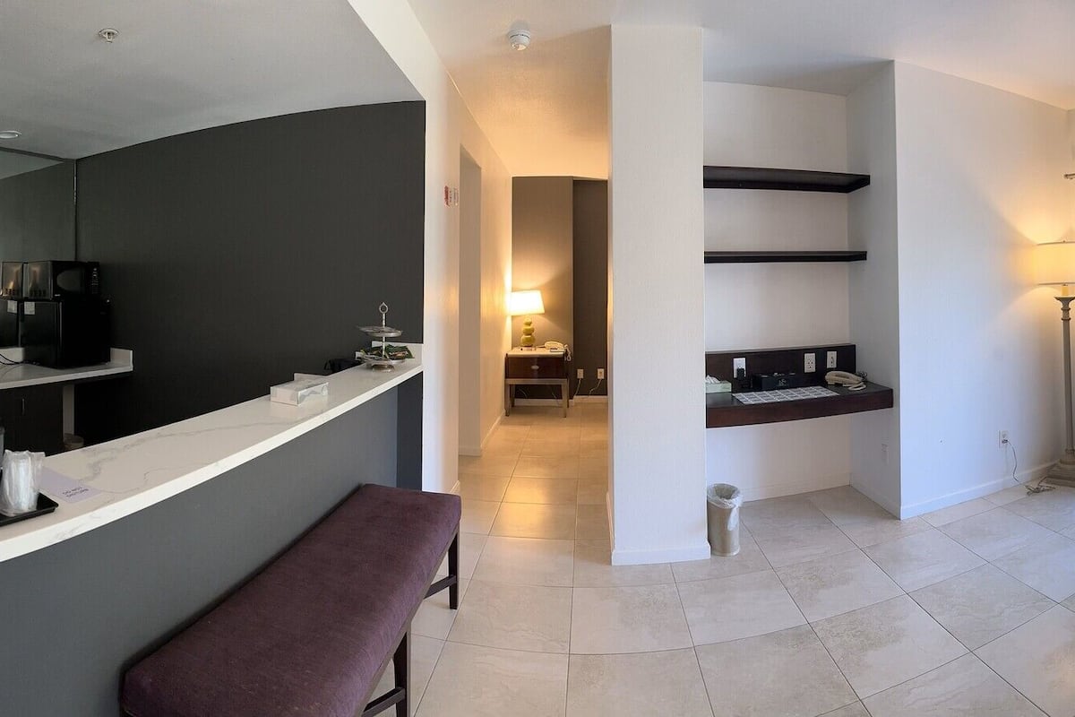 Suite, 1 très grand lit | Bureau, espace de travail pour ordinateurs portables
