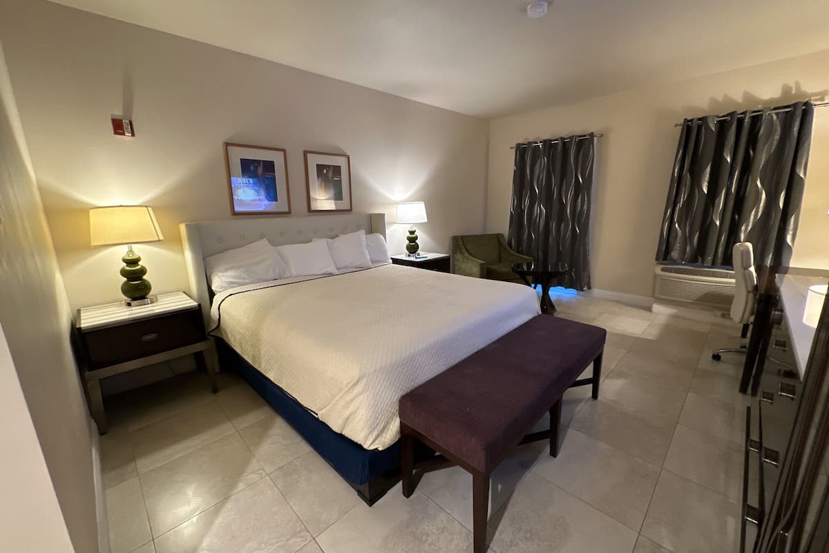 Chambre Premier, 1 très grand lit | Salle de bain | Articles de toilette (gratuits), séchoir à cheveux, serviettes fournies