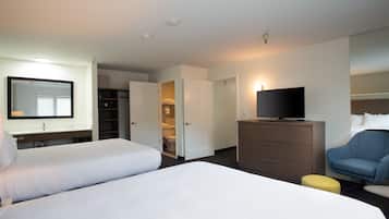 Superior Studio Suite (Executive 2 Queen Suite) | Hypo-allergenic bedding, down duvets, memory-foam beds, in-room safe