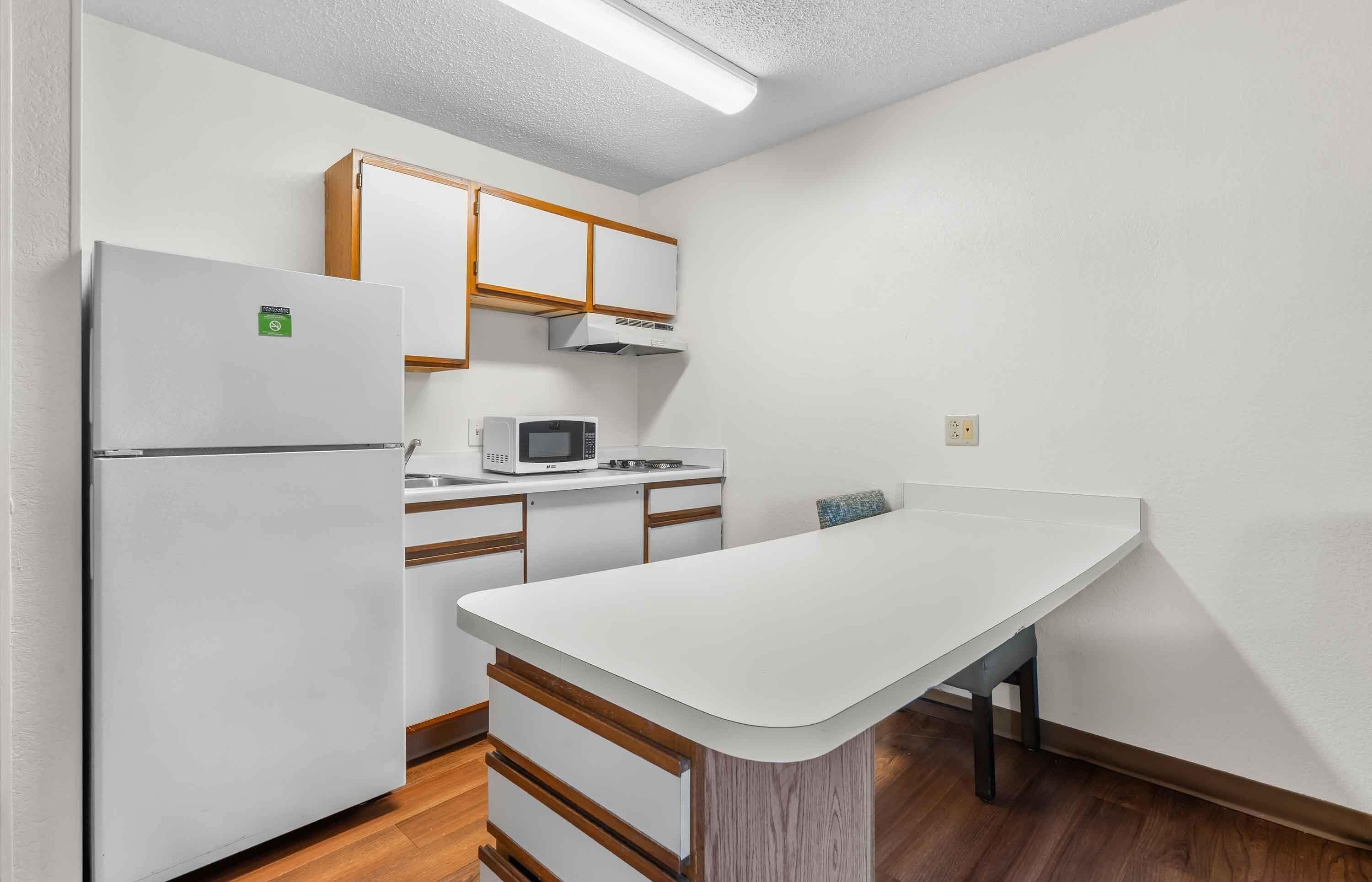 Coffee/tea maker, fridge, microwave, stovetop