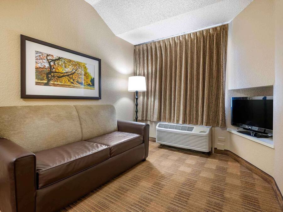 Desk, laptop workspace, iron/ironing board, free WiFi