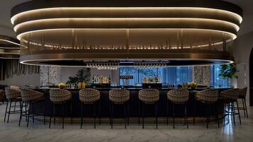 2 restaurants; breakfast, dinner, and brunch served