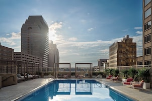 Una piscina al aire libre, camas de piscina con cargo