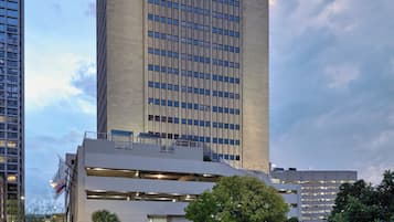 Un grand hôtel au design moderne, qui se distingue par un logo bien visible sur sa façade.