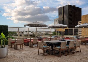 2 restaurantes, é servido café da manhã