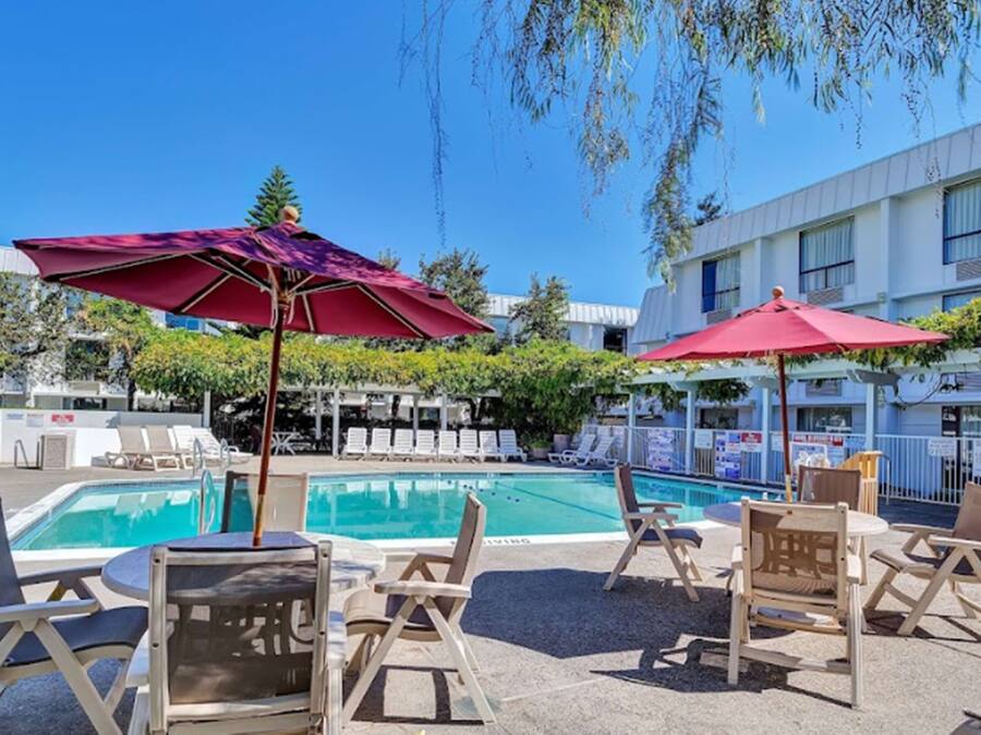Een buitenzwembad, parasols voor strand/zwembad