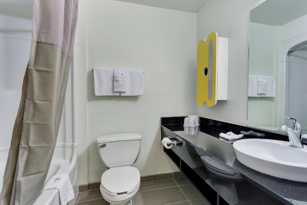 Combined shower/tub, towels, soap, shampoo
