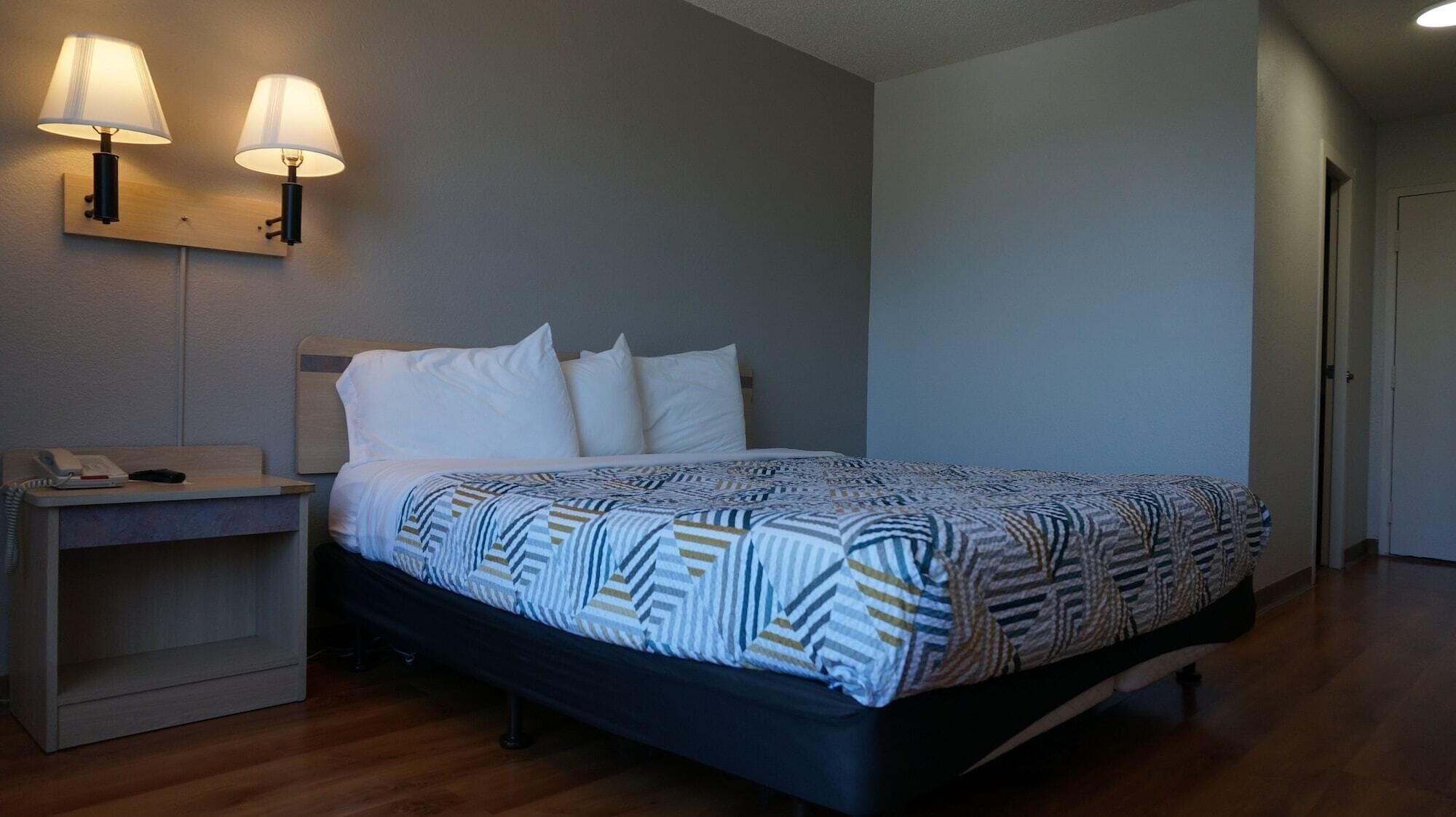 Standard Room, 1 King Bed, Non Smoking | Free WiFi, bed sheets, wheelchair access