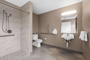 Combined shower/tub, towels