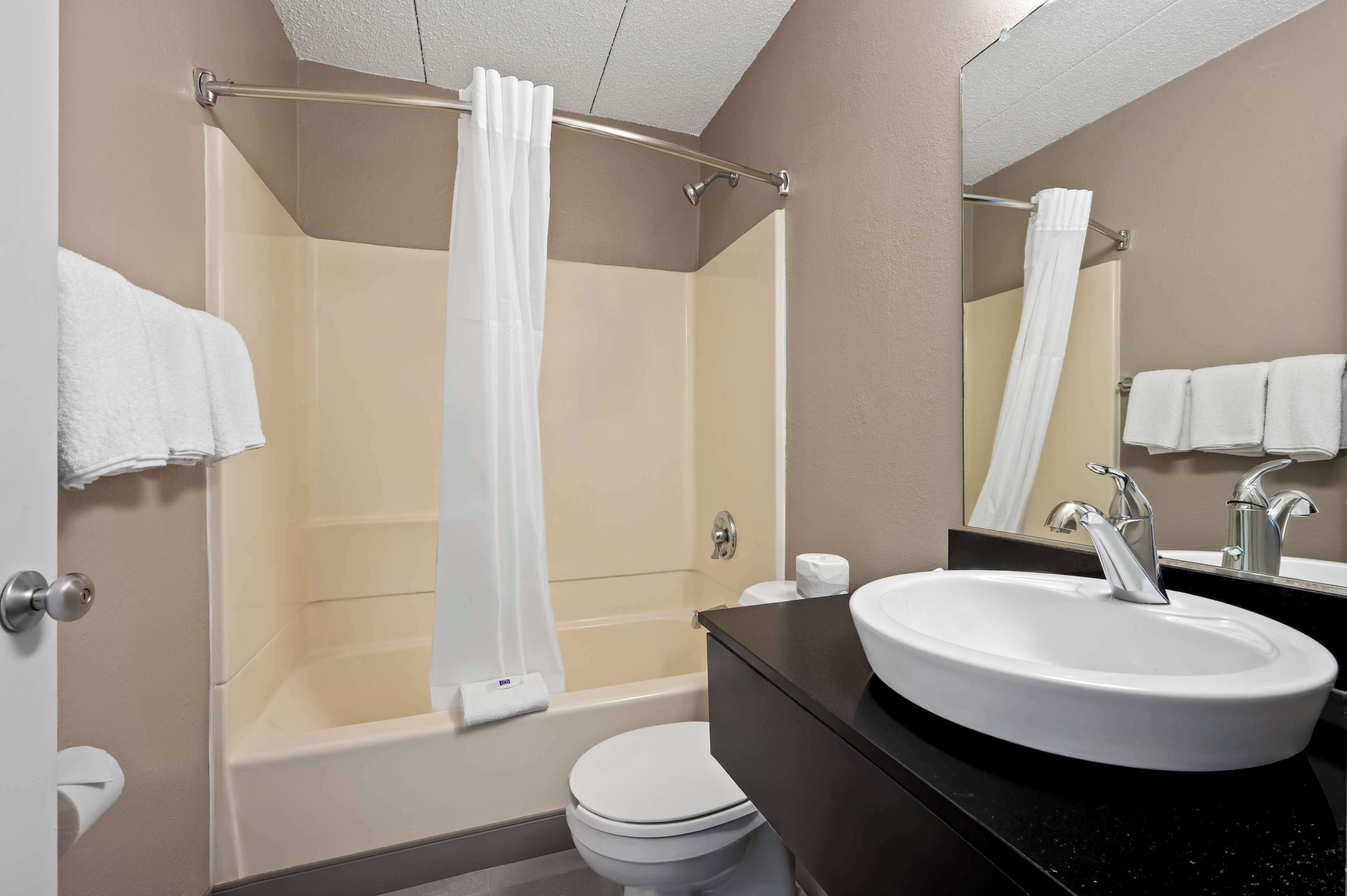 Combined shower/bathtub, towels