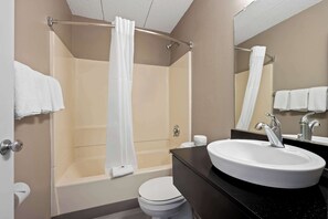 Combined shower/tub, towels