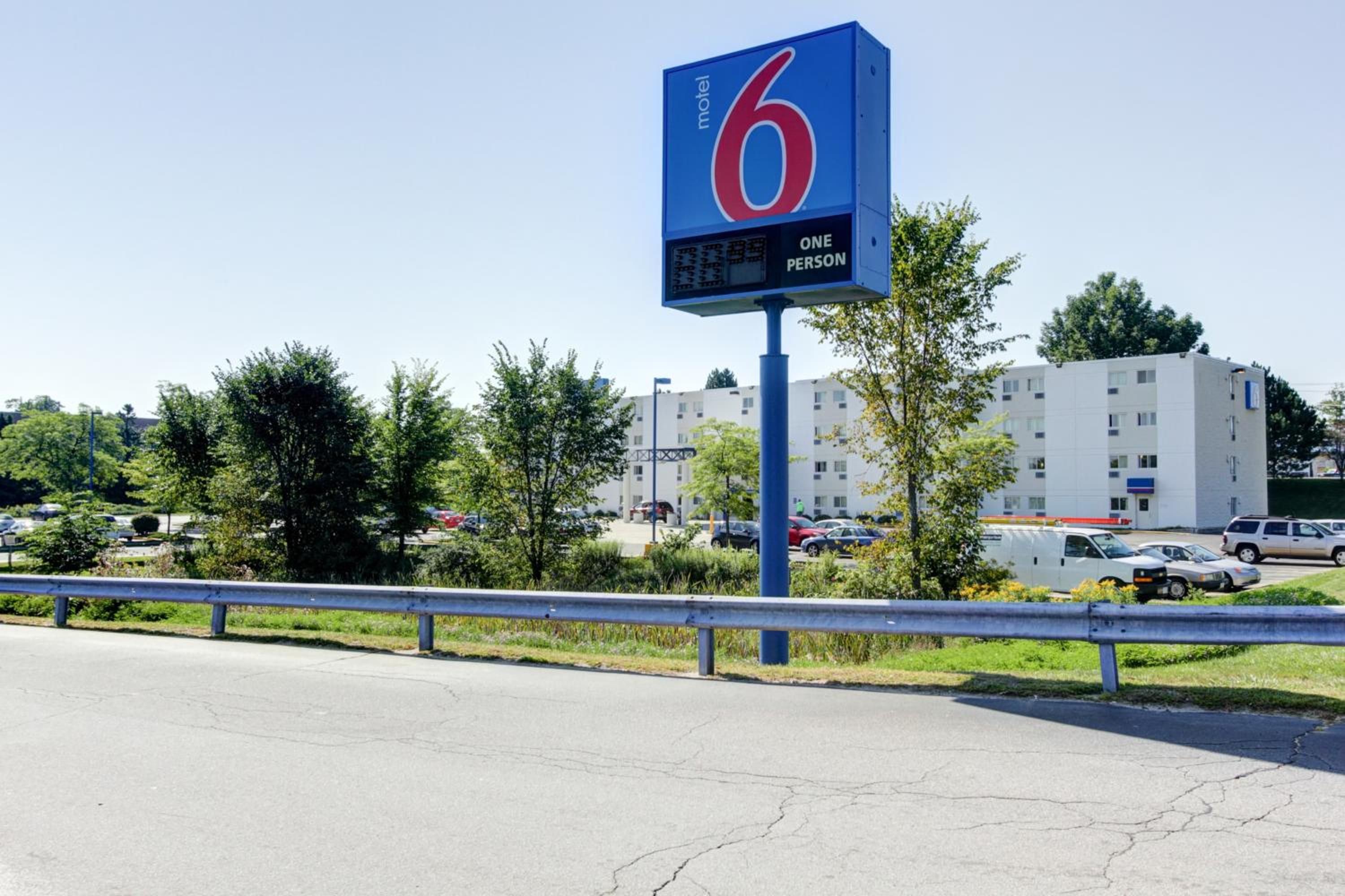 Un panneau indiquant un motel, avec un écran numérique affichant les chambres disponibles.