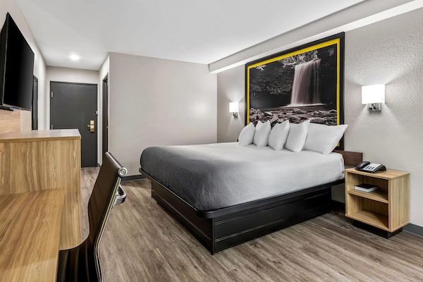 Standard Room, 1 King Bed | Desk, iron/ironing board (on request), cribs (surcharge)