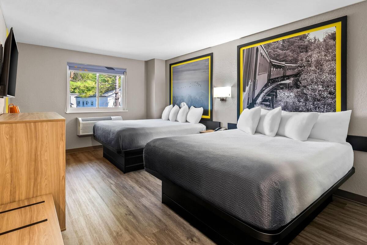 Quarto, 2 camas Queen, para não fumantes | Escrivaninha, ferros/tÔbuas de passar roupa, berços grÔtis