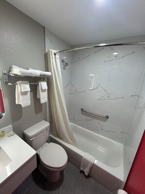Kamar, 1 Tempat Tidur King, akses difabel, Bebas Asap Rokok (Mobility Accessible) | Kamar mandi | Kombinasi shower/bathtub, perlengkapan mandi gratis, dan handuk