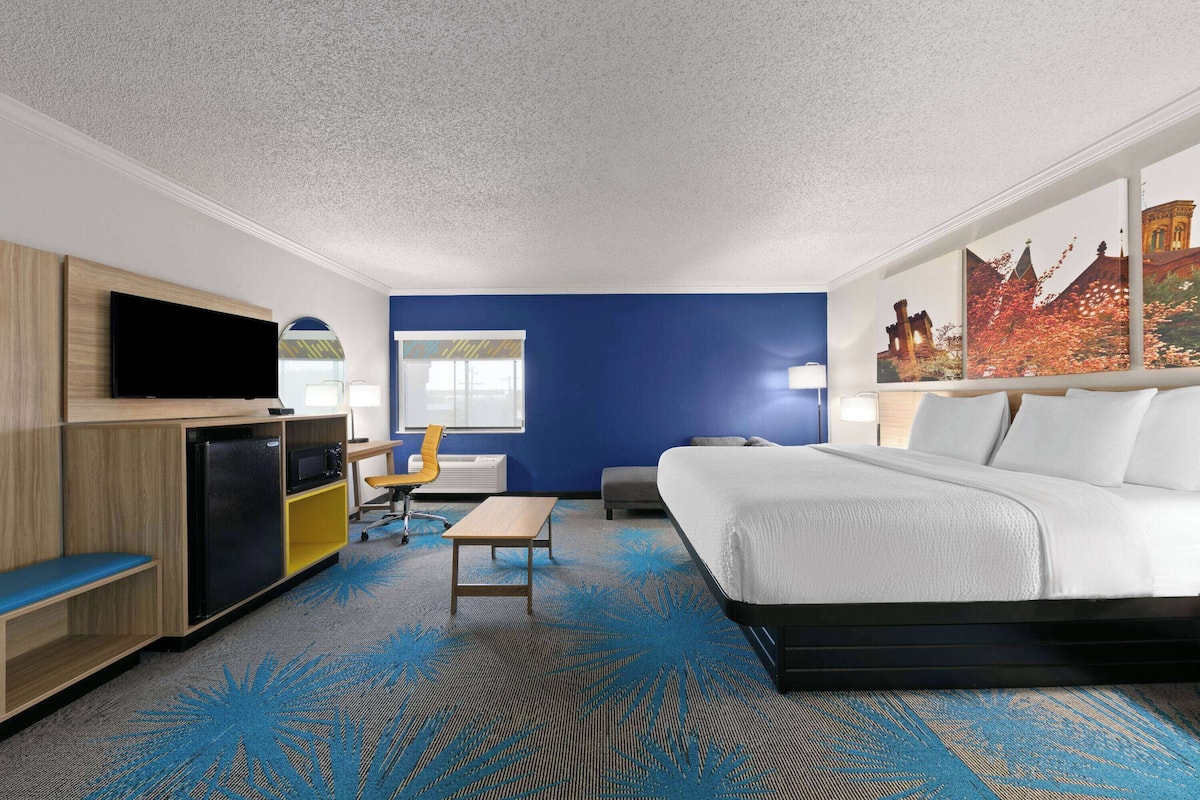 Studio Suite, 1 King Bed, Non Smoking | Down comforters, pillowtop beds, desk, laptop workspace