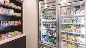 Máquina expendedora llena de comida y bebidas.