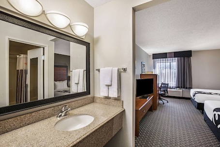 Combined shower/tub, free toiletries, hair dryer, towels