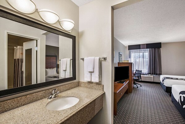Combined shower/bathtub, free toiletries, hair dryer, towels
