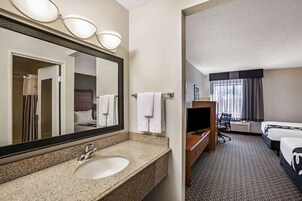 Combined shower/tub, free toiletries, hair dryer, towels