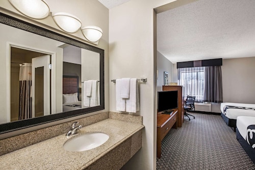 La Quinta Inn & Suites by Wyndham N Little Rock-McCain Mall