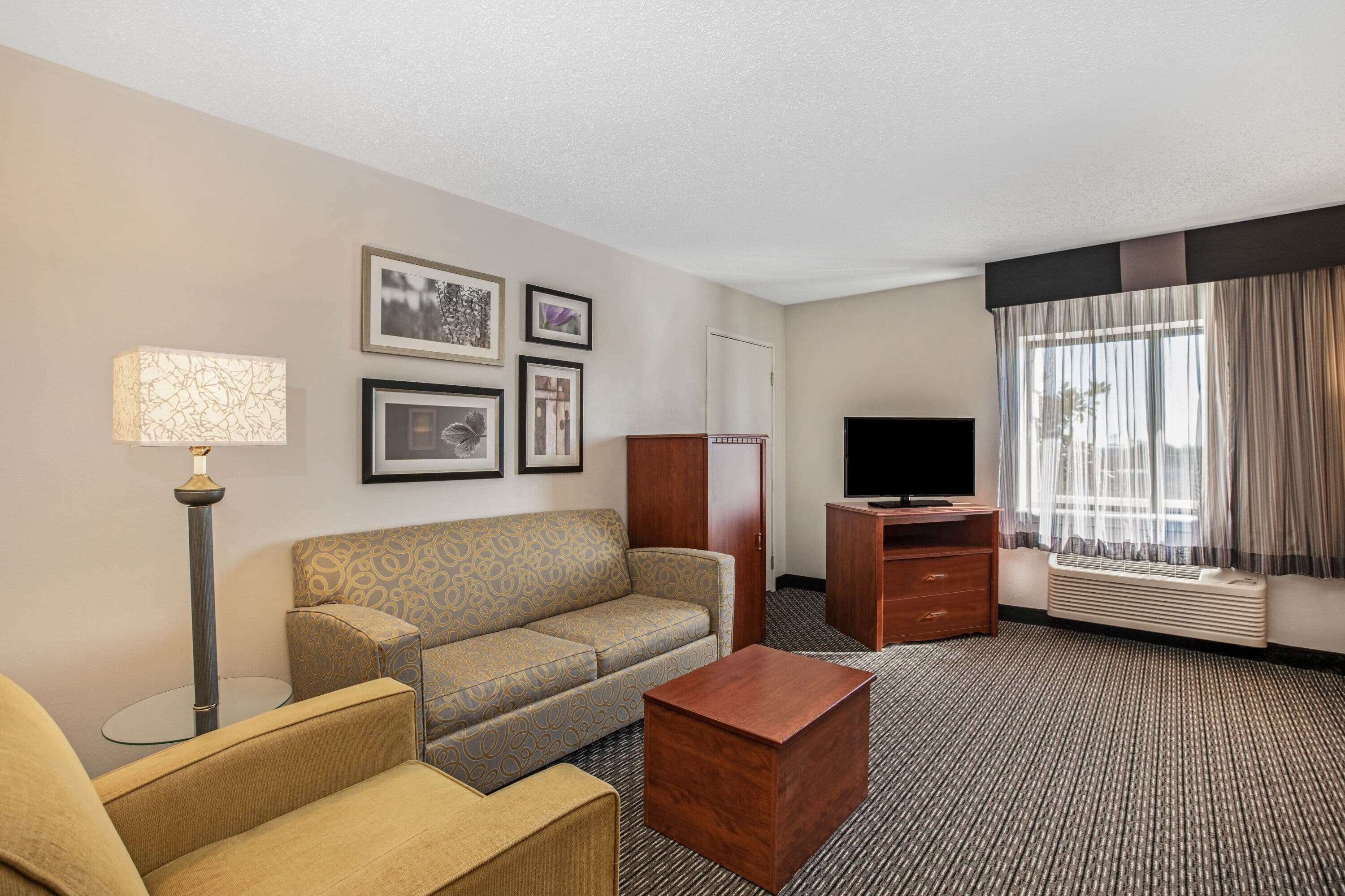 Roupas de cama premium, escrivaninha, ferros/tábuas de passar roupa