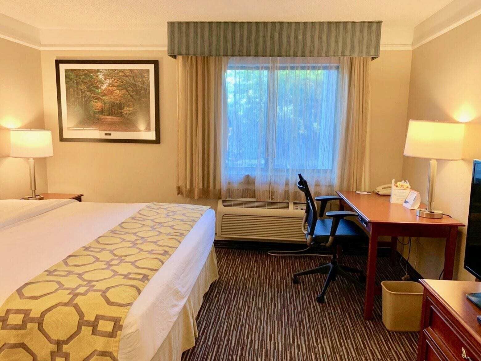 Premium bedding, desk, iron/ironing board, free cots/infant beds