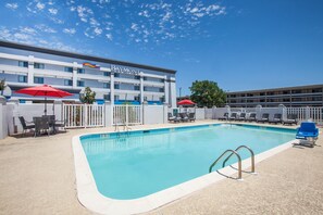 Una piscina al aire libre de temporada (de 10:00 a 21:00), tumbonas