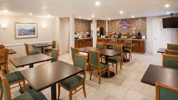 Tägliches inbegriffenes kontinentales Frühstück