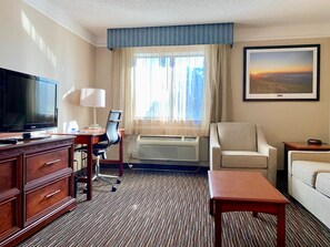 Suite, 1 cama de matrimonio grande, no fumadores (One-Bedroom Suite) | Sala de estar | Una televisión de pantalla plana, una consola de videojuegos