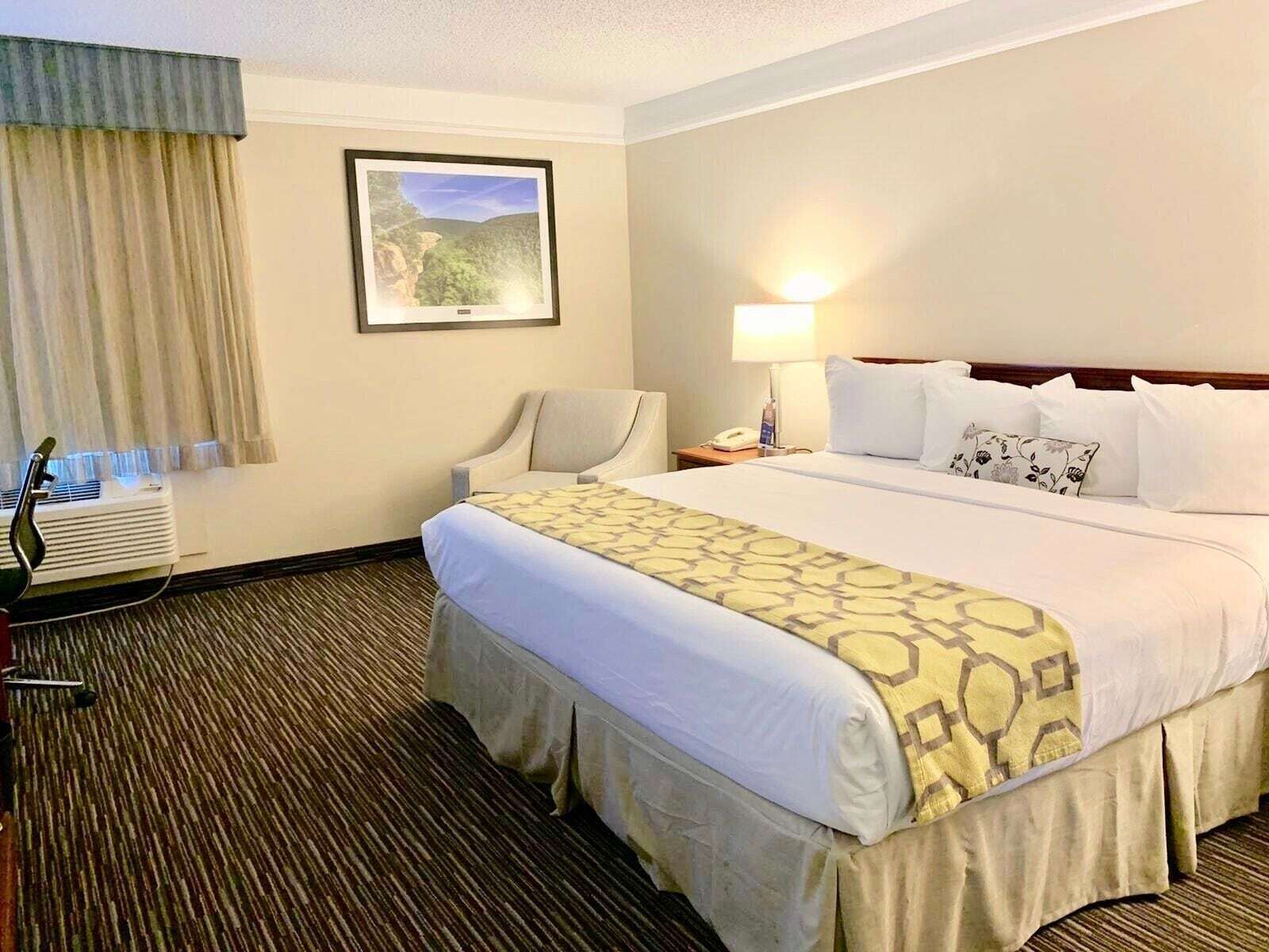 Premium bedding, desk, iron/ironing board, free cots/infant beds
