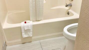 Combined shower/bathtub, free toiletries, hair dryer, towels