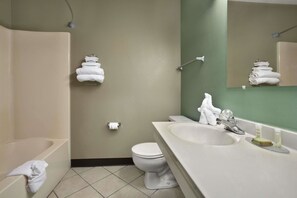 Combined shower/bathtub, free toiletries, hair dryer, towels